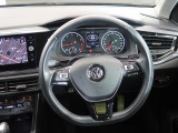 Volkswagen全車共通の上質な本革を使用した手触りのしっとりとしたステアリングです。唯一素肌が触れるハンドルは上位モデルと同じ握り心地になっております。