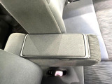 【アームレスト】運転中の身体の負担を軽減してくれるアームレストを装備♪