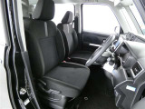 高いホールド性で運転姿勢が安定します。長距離ドライブでも疲れにくいのが魅力です。快適なドライビングライフをお送りください♪