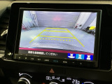 リバースギアに入れるだけで後方の表示へ切り替わります。夜間や雨の日の駐車も楽になりますよ。