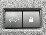 【パワーバックドア】スマートキーや運転席のボタンを押すだけでリアゲートが自動で開閉します!荷物を持っている時や、高い位置にあるバックドアを閉める際に便利な機能です♪