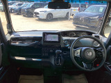 操作性・視認性に優れた機能的なレイアウトの運転席まわりです。