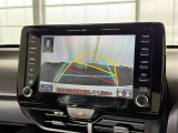【バックガイドモニター】車両後方の映像をナビ画面に表示し、駐車などの後退操作をサポートします。