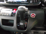 インパネシフトだから視線の移動も少なく足元もスッキリ。運転席もゆったりしているのでゆとりを持ってドライブできますね。
