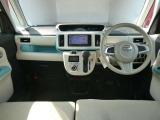 運転席から視界が左右に広く隅々まではっきりと見渡せます。クルマの先端も把握しやく安心して運転できます。