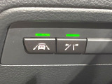 ●レーンキーピングアシスト:走行車線の逸脱を教えてくれる機能。走行時に、クルマが車線から外れていることをカメラが検知すると、ステアリングを微振動させてドライバーに警告します。