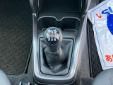 フロア5MTです。高級感あふれるシルバーステッチのシフトブーツ!シルバーコンソールオーナメント!