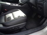 正しい姿勢で運転できるように体幹の腰部をしっかりささえるようデザインされているシートです。素材、シート形状を研究することでフィット感を高めつつ、優れた快適性を実現しています。