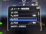 レーンディパーチャーアラートとは車線または走路からの逸脱の可能性を警告すると共に、車線または走路からの逸脱を避けるためのハンドル操作の一部を支援する機能です。詳細は販売店スタッフまでおたずねください。