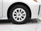 タイヤサイズは(195/65R15)でキャップ付きアルミホイールです。