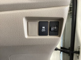 ハンドルの右側にはヘッドライトレベライザーとVSA(ABS+TCS+横滑り抑制)の解除スイッチがついています。ヘッドライトレベライザーは道路状況や積荷の加重に応じてライトの高さを調節できます。