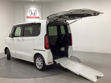 当車はスロープ付きの車いす仕様車です。緩やかなスロープをウインチで車いすを引っ張って乗り降りができます。福祉車両の総額表示価格は課税・非課税で変わります。詳細はスタッフにお問い合わせ下さい。
