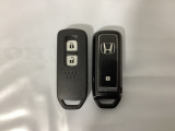 スマートキーを装備しています。鍵を差し込むことなくドアロックの開け閉めと、スタートボタン操作でのエンジンスタートができます。スペアキーも同じものを用意しております。