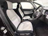 前席の画像です。是非運転席に座っていただき視界等をご確認ください。