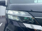 【LEDヘッドライト】悪天候や夜間走行時も良好な視界を確保し安心して運転できる高輝度LEDヘッドライトを装備!点灯速度が早く、消費電力も抑えられています。
