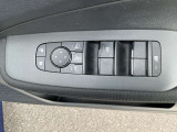 挟み込み防止機構付きパワーウインドウ、空気の入れ替えや料金所などで便利なワンタッチオート付き