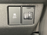 ハンドルの右側にはヘットライトリベライザーとVSA(ABS+TCS+横滑り抑制)の解除スイッチがついています。ヘッドライトリベライザーは道路状況や積荷の加重に応じてライトの高さを調節できます。