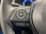 ステアリングスイッチ付きで、運転中に視線を前に向けたまま操作できます。