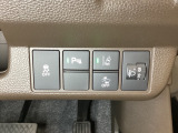 ハンドルの右側にはヘットライトリベライザーとHondaセンシング用のメインスイッチがついています。ヘッドライトリベライザーは道路状況や積荷の加重に応じてライトの高さを調節できます。