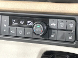 【オートエアコン】一度お好みの温度に設定すれば、車内の温度を検知し風量や温度を自動で調整。暑い&hellip;寒い&hellip;と何度もスイッチ操作をする必要はありません。快適な車内空間には必須の機能ですね♪