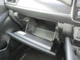大容量の収納スペースです取扱説明書、車検証入れがそのまま収納できます。