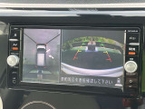 上から見下ろしているような視点で周囲が確認できるアラウンドビューモニターです。上から見下らしているような映像によって縦列駐車もラクラク、駐車が苦手な人の強い味方です!