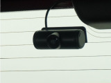 ◆リアにもドライブレコーダーを装備しております◆映像・音声などを記録する自動車用の装置です。もしもの事故の際の記録はもちろん、旅行の際の思い出としてドライブの映像を楽しむことができます。