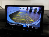 リバースギアに入れるだけで後方の表示へ切り替わります。夜間や雨の日の駐車も楽になりますよ。
