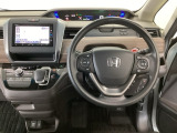 【ハンドル】運転にかかわる様々な操作を安全に行えるように視点移動が少なく操作性に配慮されたスイッチ類が凝縮されたコックピットです。
