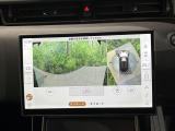 サラウンドカメラ(360&deg;カメラ)『車載のカメラを駆使し、車を真上から見下ろしている映像に変換、センターディスプレイに表示させ、安全な駐車をサポート。縦列駐車や狭い場所への駐車に大きく役立ちます。』