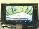 【バックカメラ】駐車時に後方がリアルタイム映像で確認できます。大型商業施設や立体駐車場での駐車時や、夜間のバック時に大活躍!運転スキルに関わらず、今や必須となった装備のひとつです!