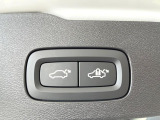 【パワーバックドア】スマートキーや運転席のボタンを押すだけでリアゲートが自動で開閉します!荷物を持っている時や、高い位置にあるバックドアを閉める際に便利な機能です。