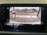 ギアをリバースに入れると車両後方の映像を映し出します。画面にはガイドラインが表示され、車庫入れや縦列駐車などの際に安全確認をサポートします。