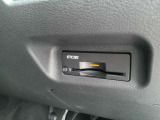 運転席から手の届く位置に ETC2.0付いております。高速道路の料金所もスムーズに通過できますよ♪