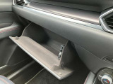 車検証なども収納できる大型のグローブボックスは、使い勝手もよく役立ちます!