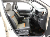 運転席はアームレスト付のベンチシートタイプとなります!