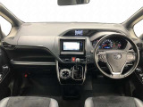 シンプルながら機能性あふれる運転席廻りです。視界性もよく、運転しやすいですよ。