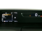 右側に大きく見やすいデジタルスピードメーター左側ディスプレイには運転支援システム等を表示