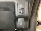 ハンドルの右側にはヘッドライトレベライザーとVSA(ABS+TCS+横滑り抑制)の解除スイッチがついています。ヘッドライトレベライザーは道路状況や積荷の加重に応じてライトの高さを調節できます。