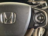 ハンドルにHondaセンシング系のクルーズコントロールやレーンキープアシストなどのスイッチが装備されています。ハンドルから手を離さず安全に操作できます。