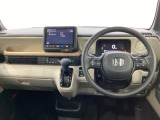 車内は光触媒抗菌消臭施工済です。スタイリッシュなデザインで暖かみのあるインパネ周りを演出します。グローブボックスやカップホルダーのほかにトレーなどたくさんの収納スペースが装備されています。