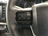 ステアリングスイッチ付きで、運転中に視線を前に向けたまま操作できます。
