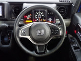 ハンドル左側にはオーディオ操作が出来るオーディオリモートコントロールスイッチ、右側にはHonda SENSINGとオートクルーズコントロールのスイッチを装備!