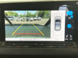ギアをリバースに入れると車両後方の映像を映し出します。画面にはガイドラインが表示され、車庫入れや縦列駐車などの際に安全確認をサポートします。