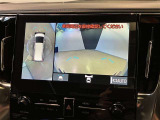 【パノラミックビューモニター】映像で、見づらい車両周辺の確認をアシスト。クルマを真上から見ているような映像を表示。 運転席から確認しにくい車両周囲の状況を把握。