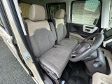 女性でも運転がしやすいように、シートの高さ調整機能(シートリフター)がついています。運転席と助手席の間が空いている為、助手席側への移動がスムーズです。交通量の多い道でも助手席側から乗り降りができます。