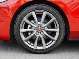 18インチ純正アルミホイールを装備。タイヤサイズは215/45R18となります。