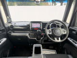 視界が広く、ゆとりのある開放感。どなたでも運転しやすい設計のコックピットです。
