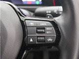◆アダプティブクルーズコントロール◆予め設定した車速内でクルマが自動的に加減速。前走車との適切な車間距離を維持しながら追従走行します。【LKAS】車線維持支援システムでステアリング操作を支援。
