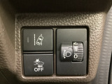 ハンドルの右側にはヘットライトリベライザーとHondaセンシング用のメインスイッチがついています。ヘッドライトリベライザーは道路状況や積荷の加重に応じてライトの高さを調節できます。